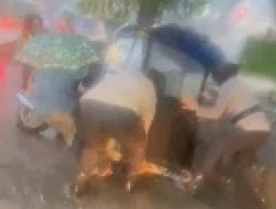 Aksi Heroik Polwan Polres Gowa Bantu Pengendara Bentor Terjatuh ke Selokan