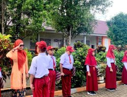 Guru SDN 175 Bulo-Bulo Kompak Kenakan Kebaya di Hari Kartini *Tanamkan Semangat Kartini ke Siswa