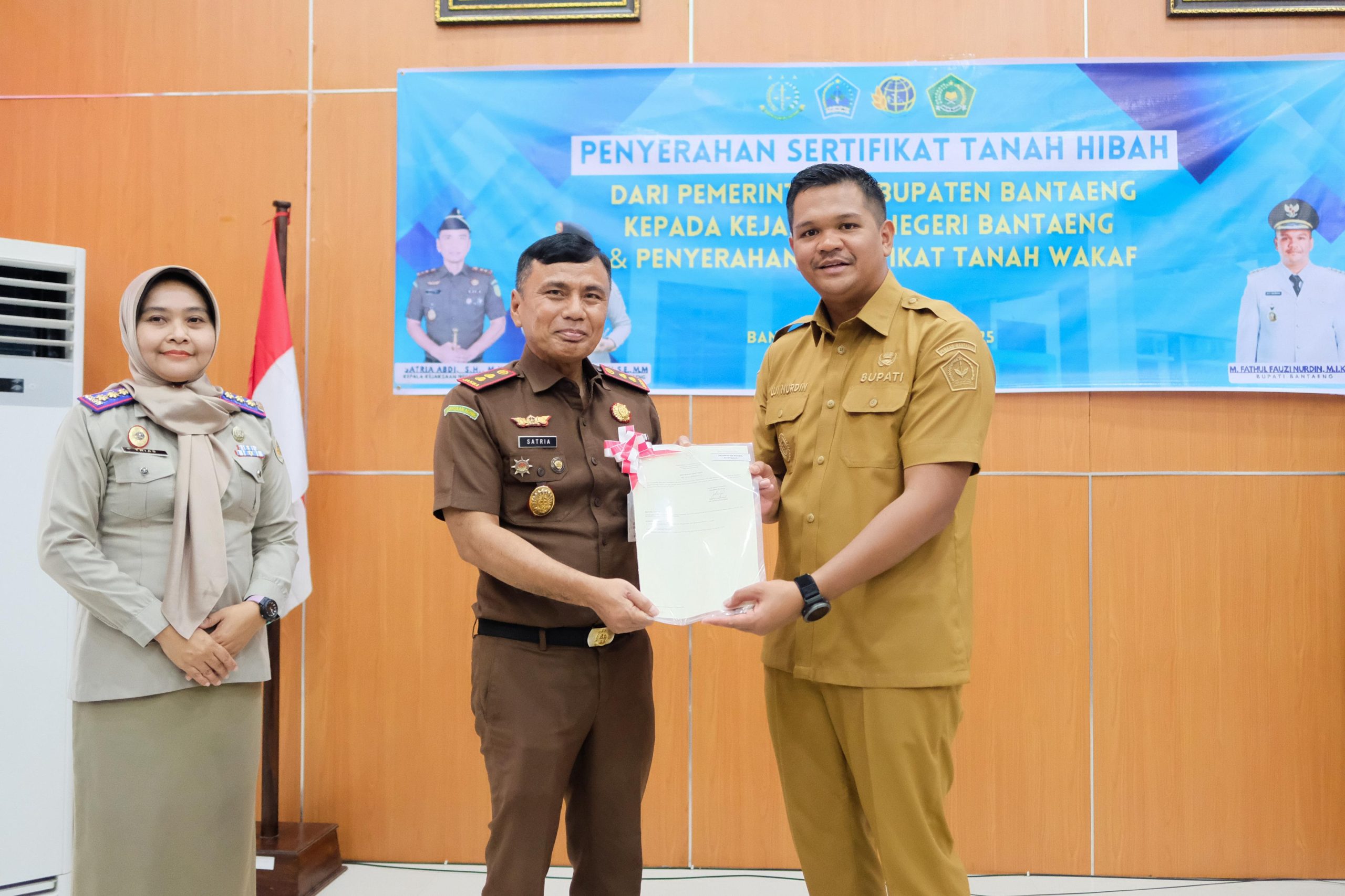 Bupati Bantaeng Serahkan Sertifikat Tanah Hibah ke Kajari Bantaeng - RADAR SELATAN